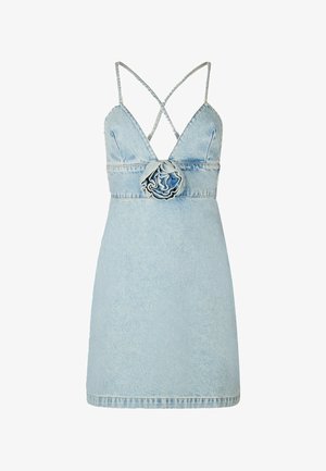 Svijetloplavi traper haljina s tankim, križastim remenima. Ima prilagođeni korpus i cvjetni akcent na struku. Glatka tekstura.