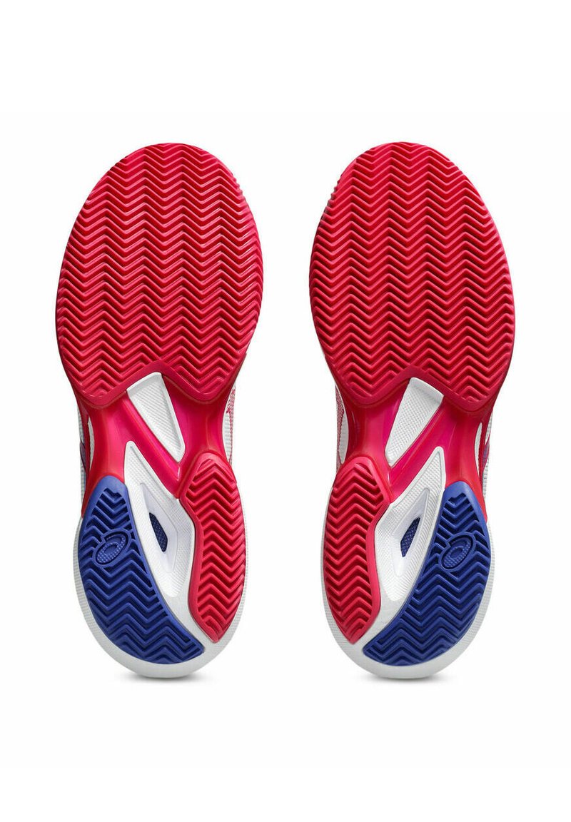 Sportliche Schuhe mit einer geformten roten und blauen Gummisohle mit Fischgrätenmuster, einem weißen Mesh-Obermaterial und auffälligen Belüftungsschlitzen.