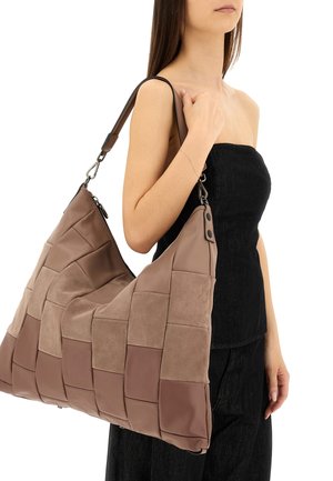 Borsa hobo in pelle e suede marrone con design intrecciato, dotata di chiusura con zip e una tracolla robusta per il trasporto. Accenti testurizzati in tutta la borsa.