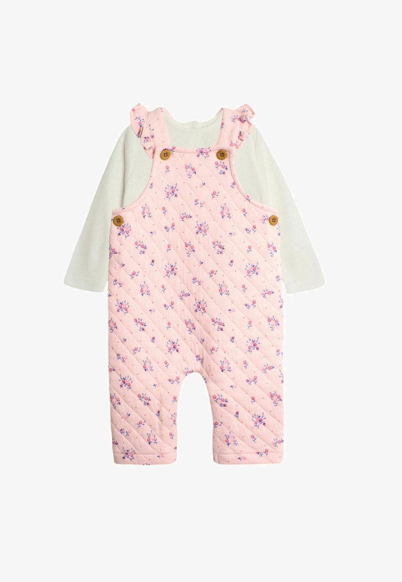 Rozā piegriezuma pārvalki ar ziedu rakstu, ar viļņainiem plecu siksnām un koka pogām; apvienoti ar baltu garām piedurknēm krekli.