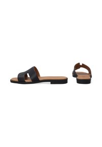 Schwarze Rutsch-Sandalen mit einem glatten Lederoberteil, das zwei ausgeschnittene Riemen hat. Die Sohle ist flach mit einem hellbraunen Fußbett.