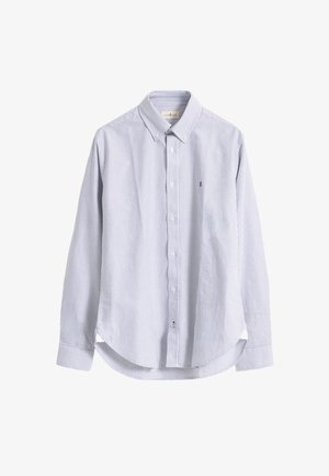 Camisa de botonadura larga de manga larga en rayas azul claro y blanca. Cuenta con un cuello puntiagudo, un dobladillo curvado y un pequeño logotipo bordado.