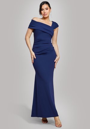 Navy blauwe avondjurk met schouderloze stijl, met geplooide details en een aansluitende silhouet. Gemaakt van zachte stof, met een vloerlange ontwerp.