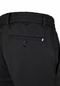 Zwarte shorts van gladde stof, met een elastische tailleband, zijzakken en een achterzak met een knoop en merklogo detail.