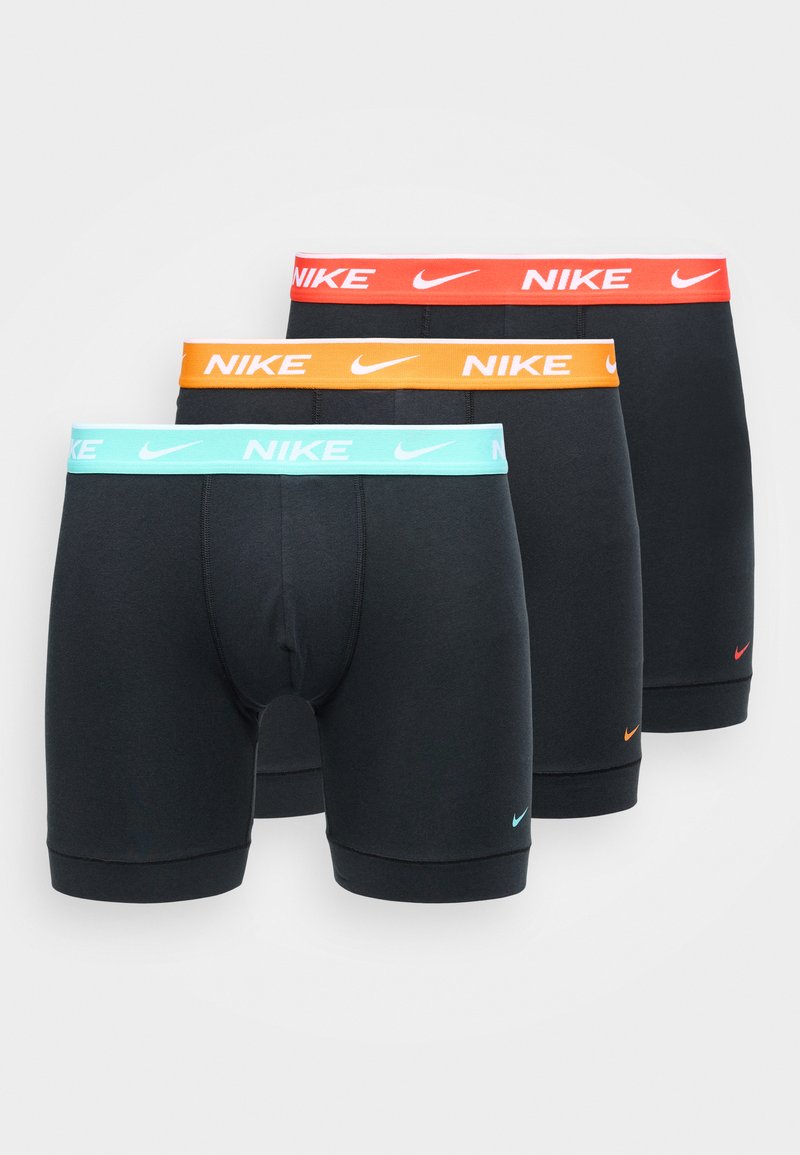 Tri páry čiernych boxerkových šortiek Nike s farebnými pásmi: svetlo modrou, oranžovou a červenou. Každý pár má na páse jasne zobrazené logo Nike.