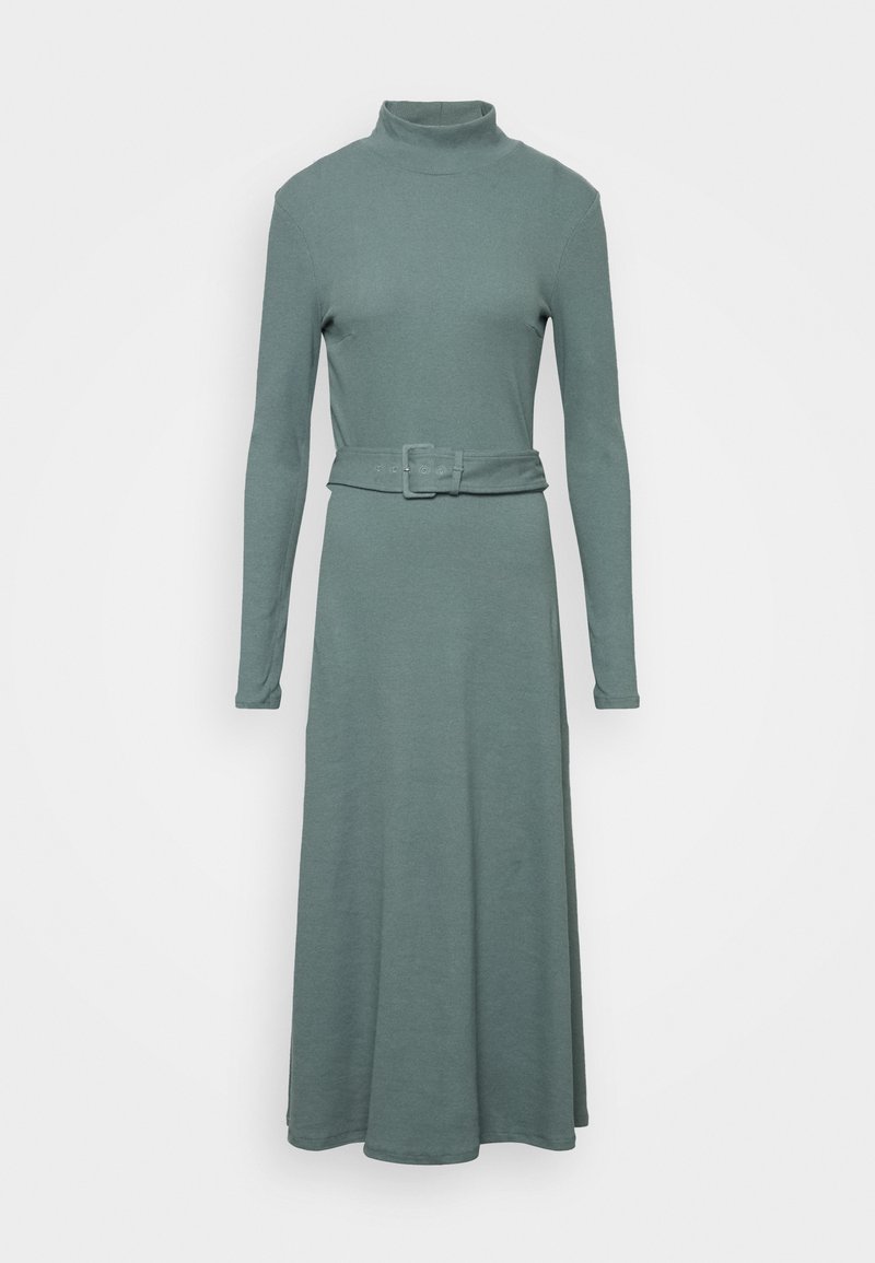 Robe midi en maille vert sauge à manches longues avec col montant, ceinture et boucle assorties à la taille, présentée sur un fond uni.