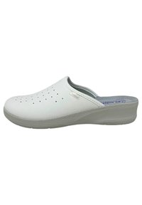 Zoccoli bianchi con punta tondeggiante, lato texturizzato e parte superiore perforata per la ventilazione. Sole e tallone imbottiti, progettati per comfort e facilità.