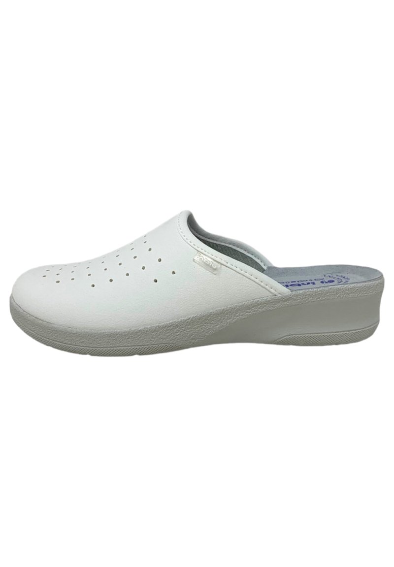 Zoccoli bianchi con punta tondeggiante, lato texturizzato e parte superiore perforata per la ventilazione. Sole e tallone imbottiti, progettati per comfort e facilità.