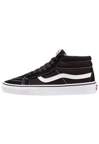 Schwarze Canvas-Hochtop-Sneaker mit weißen Akzenten, ausgestattet mit einem klassischen seitlichen Streifen, verstärkter Zehenpartie und Gummisohle, die detaillierte Nähte zeigt.