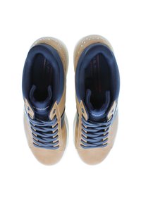 Sneakers alte in pelle marrone con dettagli blu navy, foderatura in tessuto testurizzato, lacci rotondi e suola in gomma bianca.