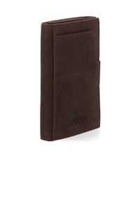 Bruine leren portemonnee met een gladde textuur, voorzien van een sleuf voor kaarten aan de zijkant en een reliëflogo, opvouwbaar ontwerp, compacte vorm.