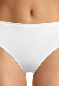 Weißer Baumwoll-Bikini-Slip mit glatter Textur, elastischem Bund und klassischem Schnitt. Einfaches Design ohne sichtbare Muster oder Akzente.