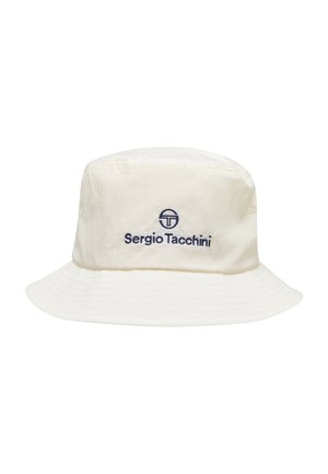 Světle krémový klobouk typu bucket s širokou krempou, na přední straně uprostřed je vyšitá tmavě modrá značka „Sergio Tacchini“.