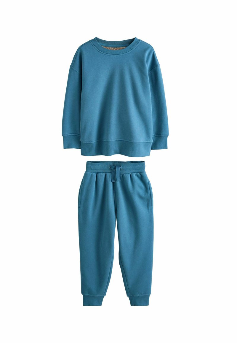 Teal sweat suit set comprising a pullover with a round neck and relaxed sleeves, and matching joggers with an elastic waistband and side pockets.
