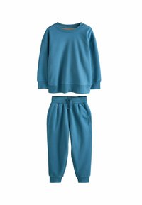 Completo di tuta in teal composto da un pullover con collo rotondo e maniche rilassate, e pantaloni jogger abbinati con vita elasticizzata e tasche laterali.