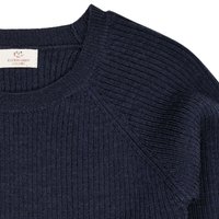 Pulover ribbed de culoare bleu marin, cu gât rotund și mâneci raglan. Materialul are o textură moale. Eticheta arată "Copenhagen Colors."