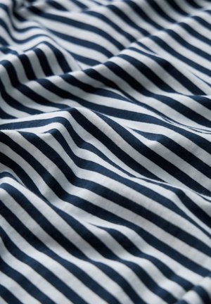 Katoenen stof met horizontale marineblauwe en witte strepen. De textuur lijkt zacht en licht gekreukt, met een glad oppervlak.