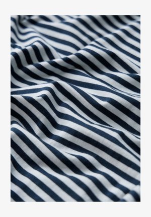 Katoenen stof met horizontale marineblauwe en witte strepen. De textuur lijkt zacht en licht gekreukt, met een glad oppervlak.