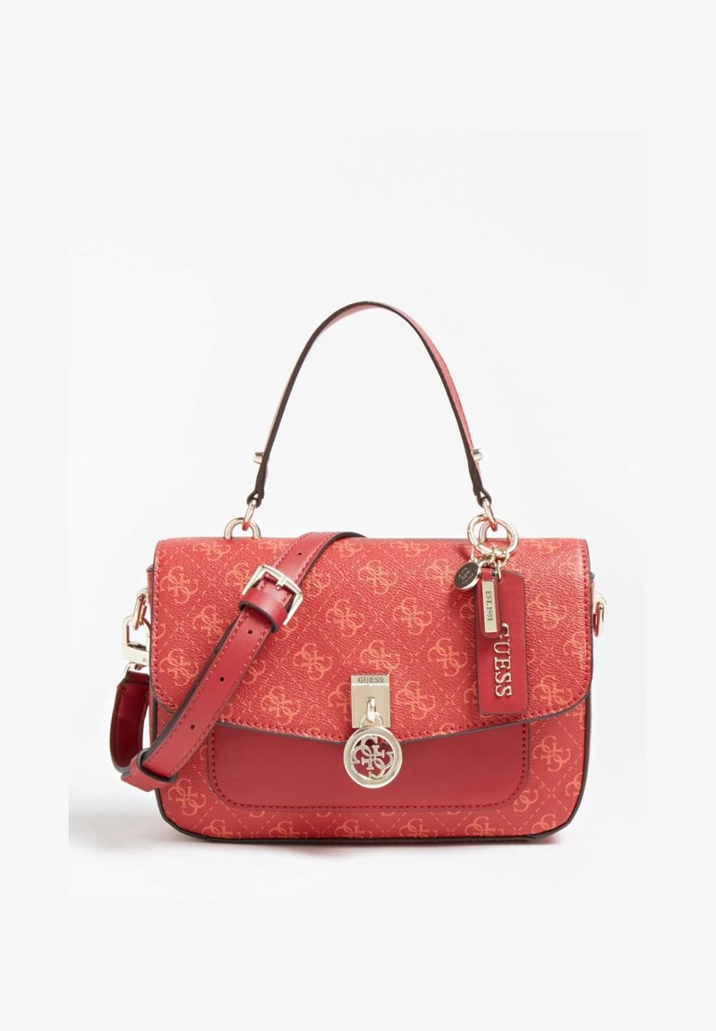 Sac à main rouge GUESS avec imprimé monogramme, bandoulière réglable, poignée supérieure et détails de serrure et logo dorés.