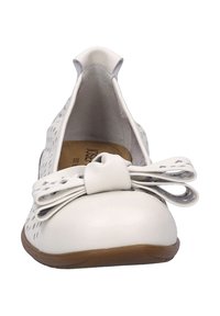 Weiße Lederflachschuhe mit runder Zehenform, durchbrochenem Muster, Schleifendetail an der Vorderseite und flexibler Gummisohle.