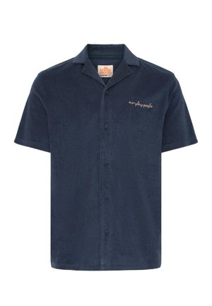 Chemise bleu marine à manches courtes avec boutons et col de style camp, ornée d'un texte brodé rose "everyday people" sur le côté gauche de la poitrine.