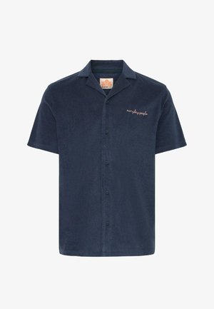 Donkerblauw overhemd met korte mouwen, knoopsluiting en een campkraag, met roze geborduurde tekst "everyday people" op de linkerborst.