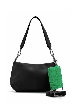 Sac à épaule en cuir noir avec une large bandoulière, petite pochette verte texturée attachée, et bandoulière noire réglable séparée avec fermoirs argentés.