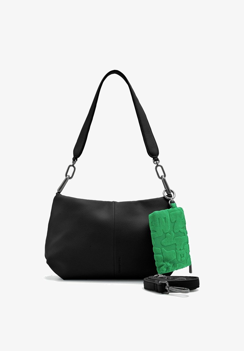 Sac à épaule en cuir noir avec une large bandoulière, petite pochette verte texturée attachée, et bandoulière noire réglable séparée avec fermoirs argentés.
