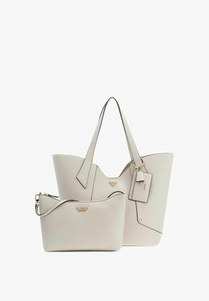Due borse Guess color beige chiaro, una grande tote con due manici e una pochette più piccola abbinata con cerniera davanti.
