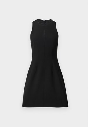 Černé bezramínkové šaty s vysokým výstřihem, s centrálním zipem a vertikálním prošíváním pro tvar a strukturu. Hladká textura látky.