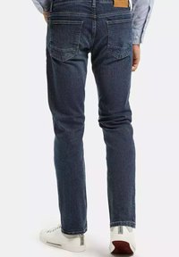 Granatowe dżinsy o slim fit, z dwiema tylnymi kieszeniami, jasnym szwem i skórzaną metką na pasku.