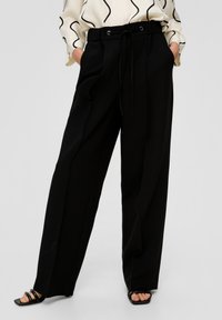 Zwarte wijde broek met hoge tailleband, striksluiting en zijzakken. Gemaakt van zachte stof met een gladde textuur.