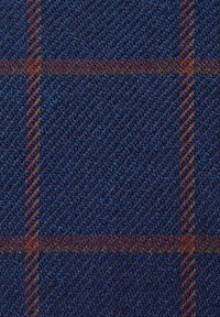 Granatowa tkanina w plecionkę z klasycznym wzorem w kratę, z czerwonymi i brązowymi liniami, teksturowana powierzchnia i delikatny połysk.