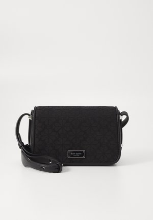 Bolso bandolera negro con estampado floral y correa ajustable, con una pequeña placa metálica con el logo "kate spade new york" en la parte delantera.
