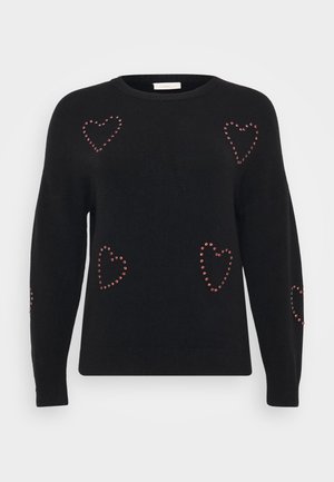 Sort sweater med en løs pasform, der har runde mønstre af røde ædelsten i form af hjerter på forsiden. Rund halsudskæring og ribbede manchetter ved ærmerne og kanten.
