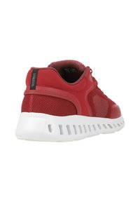 Rote Sneaker mit Obermaterial aus Mesh und Synthetik, kontrastierender weißer Sohle, gepolstertem Schaft und strukturierten Akzenten für Atmungsaktivität und Unterstützung.