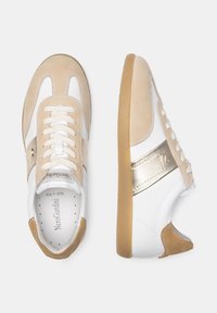 Baskets blanches avec suédine beige et accents dorés. Elles disposent d'un bout perforé, d'un laçage et d'une semelle en caoutchouc avec une texture contrastante.