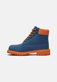 Stivaletti in pelle blu con un colletto in suede arancione, dotati di lacci arancioni, suola in gomma spessa e design del battistrada robusto.