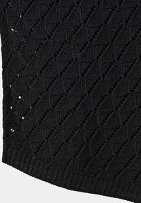 Tissu tricoté noir avec motifs en losange texturés diagonaux et trous, finition avec un bord de ourlet côtelé.