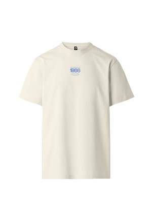 T-shirt beige à manches courtes avec un petit texte bleu « 1966 » et le logo « The North Face » centré sur la poitrine.