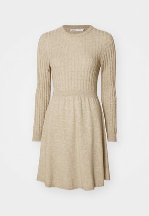 Beige geribde gebreide jurk met lange mouwen, ronde halslijn, getailleerde taille en uitlopende rok. Zachte textuur met subtiele kleurvariatie.