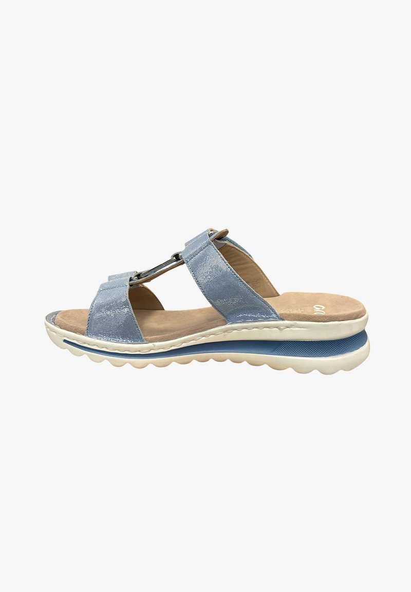 Blauwe stoffen sandaal met twee kruisbanden, zilveren hardware en een gevoerde beige binnenzool. Voorzien van een gestructureerde wit en blauwe zool.