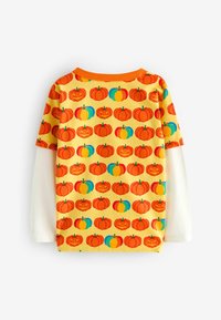 Kürbisbedrucktes Baumwollshirt in leuchtendem Orange, Gelb und Blau, mit kurzen Ärmeln und einem orangen Rundausschnitt.