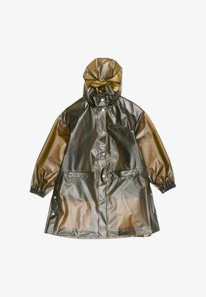 Vodoodporen dežni plašč olivno zelene barve s kapuco, sprednjimi gumbi na pritrditev, elastičnimi manšetami, žepom na prsih in dvema velikima sprednjima žepoma z zapiranjem na pritisne gumbe.