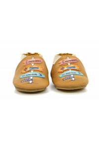 Zapatos de cuero marrón con diversas etiquetas bordadas coloridas, incluyendo "South Beach," "Hawái" y "Surf Club," con un interior suave.