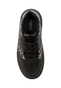 Sneaker nera con accenti leopardati, design stringato, materiale testurizzato, punta perforata e logo sulla linguetta.