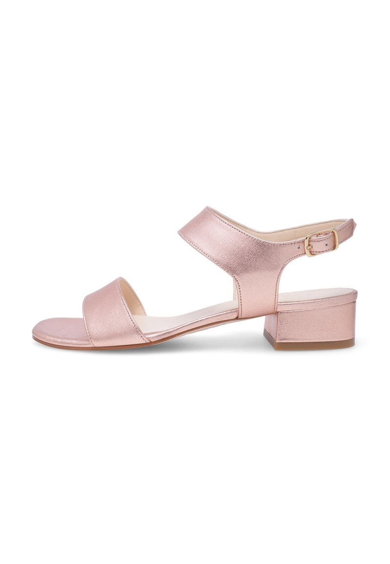 Roze goud metalen sandalen met twee brede banden, een slingback ontwerp en een lage blokhak voor stabiliteit. Gladde textuur, minimalistische stijl.