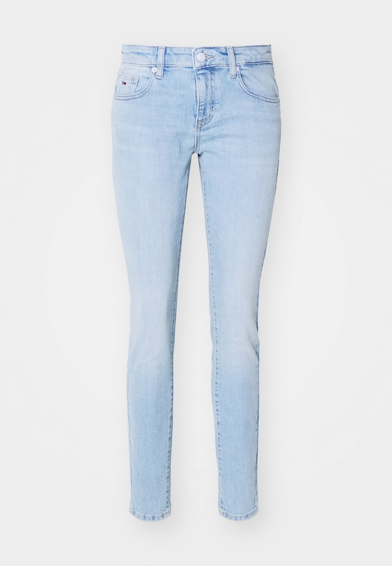 Hellblaue Denim-Skinny-Jeans mit mittelhoher Taille, ausgestattet mit fünf Taschen, einem Knopfverschluss und minimaler Ausbleichung. Glatte Textur.