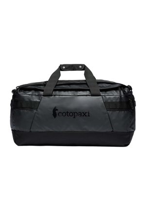 Borsa duffel nera con finitura lucida, dotata di due manici superiori, tasca frontale con cerniera e dettaglio del logo sul lato. Base testurizzata.