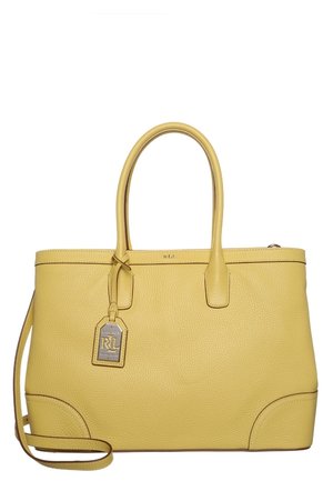 Sac cabas en cuir texturé jaune avec doubles poignées, bandoulière et étiquette de marque attachée.
